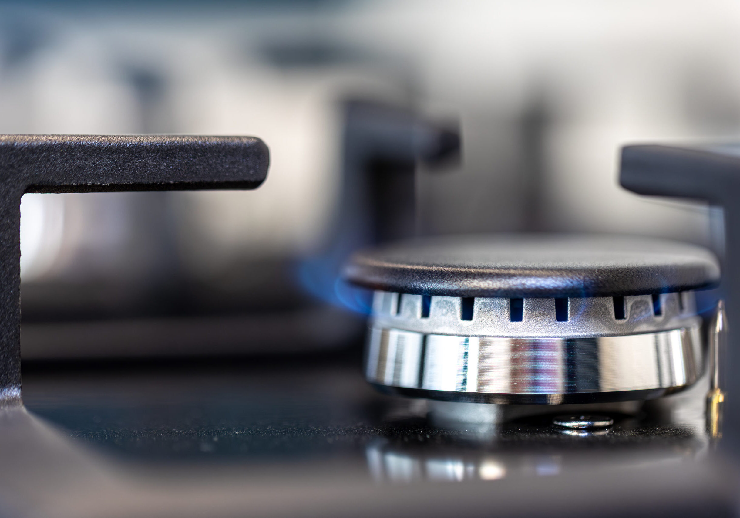 Close-up view of an active gas burner emitting a blue flame. Sleek modern kitchen appliance with fine detail and metallic texture. SSUCv3H4sIAAAAAAAAA41Py46DMAz8F5+DFKBLm/xK1UMehloFUiXOViuUf1+FUu11bzO25+ENyIMGJa3rcZTNuVdD07ajbJQ5nRs5DhZt51vVIQjwhhF02/dKtd3pa1CXSyellAKsSeRAb0DznBNHwxRW0FJAxNVj3CF64hDJzKBlEZDYcE6YQG9FgDOMU4i084/fdatz0AACUrYVFPHP2U2AmXB1P9W/1CIzmj3uehPweDHG5cgOfK8VK3xGcrROR6ecOCxvvAau2j2Bg3uQP8TvN+6UOMSaBfk5B+PRH+tsF2L+0IjfhK+/61LKL7ZVz6WEAQAA